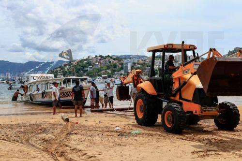 epa13256714 Workers move a boat in Acapulco, Mexico, 22 September 2026. Hurricane Polo, which reached Category 5, the highest level on the Saffir-Simpson scale, is expected to move slowly off Mexico's Pacific coast, while forecasts for heavy rain in western states remain in effect, according to Mexico's National Meteorological Service (SMN).  EPA/DAVID...
