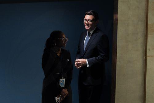 epa13256784 Prime Minister of the United Kingdom of Great Britain and Northern Ireland, Andy Burnham (R), arrives onstage ahead of speaking during the General Debate of the 81st session of the United Nations General Assembly at United Nations Headquarters in New York, New York, USA, 22 September 2026.  EPA/OLGA FEDOROVA