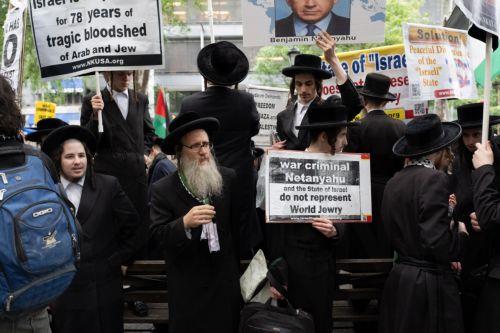 epa13261417 Demonstrators protest against Israeli Prime Minister Benjamin Netanyahu's visit to the United Nations in New York, New York, USA, 24 September 2026.  EPA/GABRIEL PEVIDE