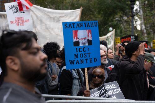 epa13261419 Demonstrators protest against Israeli Prime Minister Benjamin Netanyahu's visit to the United Nations in New York, New York, USA, 24 September 2026.  EPA/GABRIEL PEVIDE