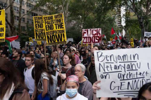 epa13261420 Demonstrators protest against Israeli Prime Minister Benjamin Netanyahu's visit to the United Nations in New York, New York, USA, 24 September 2026.  EPA/GABRIEL PEVIDE