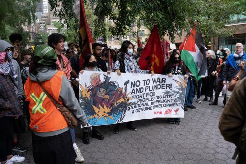 epa13261439 Demonstrators protest against Israeli Prime Minister Benjamin Netanyahu's visit to the United Nations in New York, New York, USA, 24 September 2026.  EPA/GABRIEL PEVIDE