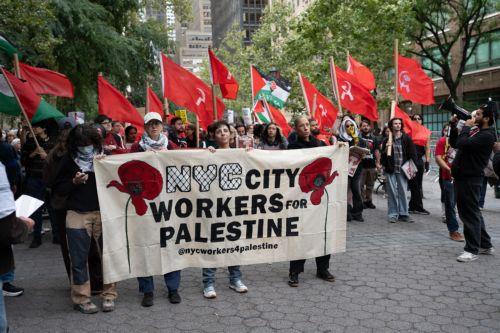 epa13261438 Demonstrators protest against Israeli Prime Minister Benjamin Netanyahu's visit to the United Nations in New York, New York, USA, 24 September 2026.  EPA/GABRIEL PEVIDE