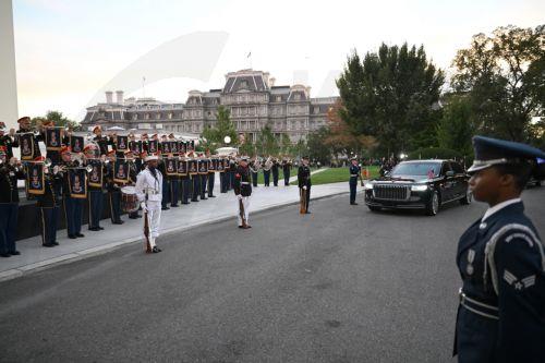 epa13261554 The limousine carrying President Xi Jinping, of The People’s Republic of China, and Madame Peng Liyuan arrives on the North Portico of the White House in Washington, DC, USA, 24 September 2026.  EPA/Annabelle Gordon / POOL