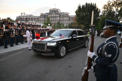 epa13261555 The limousine carrying President Xi Jinping, of The People’s Republic of China, and Madame Peng Liyuan arrives on the North Portico of the White House in Washington, DC, USA, 24 September 2026.  EPA/Annabelle Gordon / POOL