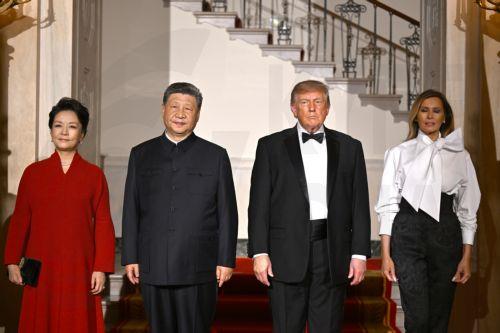 epa13261560 US President Donald J. Trump (2-R) and first lady Melania Trump (R), and President Xi Jinping (2-L), of The People’s Republic of China, and Madame Peng Liyuan (L) pose for a group photo in front of the Grand Staircase in the Grand Foyer of the White House in Washington, DC, USA, 24 September 2026.  EPA/Annabelle Gordon / POOL