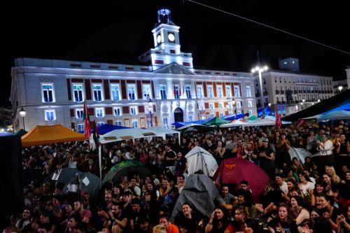 epaselect epa13267427 People camp in protest at Puerta del Sol in Madrid, Spain, 27 September 2026. The encampment began on the evening of 26 September following a demonstration over the eviction of Maricarmen, an elderly woman forced to leave the rental home where she had lived for more than 70 years, and calling for measures to address the housing crisis....