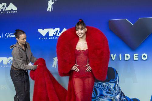 epa13267501 Thai singer LISA arrives at the 2026 MTV Video Music Awards at the Peacock Theater in Los Angeles, California, USA, 27 September 2026.  EPA/JILL CONNELLY