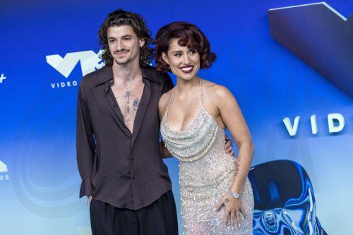 epa13267575 US record producer Mike Sabath (L) and British singer Raye (R) arrive at the 2026 MTV Video Music Awards at the Peacock Theater in Los Angeles, California, USA, 27 September 2026.  EPA/JILL CONNELLY
