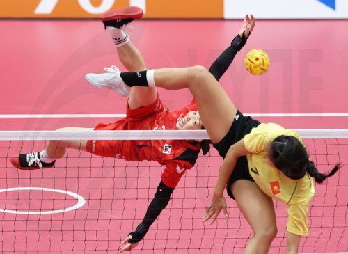 epa13267722 Han Ye-ji (L) of South Korea in action during the sepaktakraw women's double semifinal against Vietnam at the 2026 Asian Games at Nagoya City Mizuho Park Gymnasium in Nagoya, Aichi Prefecture, Japan, 28 September 2026. The Asian Games run from 19 September to 04 October 2026.  EPA/YONHAP SOUTH KOREA OUT