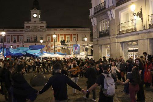 epa13269725 Hundreds of people gather in central Puerta del Sol square to protest the housing situation in Madrid, Spain, 28 September 2026 (issued 29 September 2026). Protesters in other cities across the country joined them as they awaited the Council of Ministers' approval of a housing decree that has yet to achieve consensus within the government...
