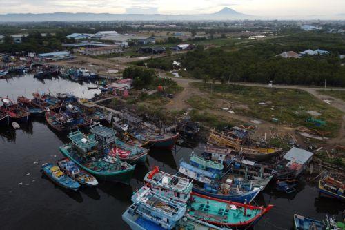 epa13269796 An aerial view of fishermen returning from sea at the traditional fishing port in Banda Aceh, Indonesia, 29 September 2026. The Meteorology, Climatology, and Geophysics Agency (BMKG) issued an early warning for high waves up to four meter meters—expected to occur in several Indonesian regions.  EPA/HOTLI SIMANJUNTAK