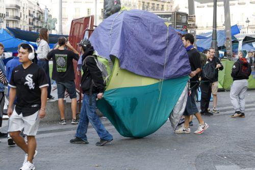 epa13274042 Demonstrators carry a tent at a housing protest encampment at Puerta del Sol in Madrid, Spain, 01 October 2026. The encampment began late 26 September evening, following a demonstration in central Madrid protesting the eviction of Maricarmen - an elderly woman forced to leave her rental home after 70 years - and demanding effective measures to...