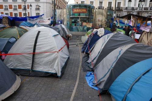 epa13274045 Tents set up for a housing protest encampment at Puerta del Sol in Madrid, Spain, 01 October 2026. The encampment began late 26 September evening, following a demonstration in central Madrid protesting the eviction of Maricarmen - an elderly woman forced to leave her rental home after 70 years - and demanding effective measures to curb the...