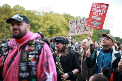 epa13277391 Participants hold placards during a protest against compulsory military service at the Brandenburg Gate in Berlin, Germany, 02 October 2026.  EPA/CLEMENS BILAN