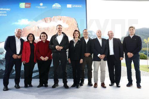 Ο πρωθυπουργός Κυριάκος Μητσοτάκης (4ος Α) φωτογραφίζεται στην εκδήλωση για την ένταξη του Ολύμπου στην παγκόσμια κληρονομιά της UNESCO στην έδρα της Μονάδας Διαχείρισης Εθνικού Πάρκου Ολύμπου, στο Λιτόχωρο, Παρασκευή 2 Οκτωβρίου 2026. Ο πρωθυπουργός Κυριάκος Μητσοτάκης επισκέπτεται σήμερα την Πιερία. ΑΠΕ-ΜΠΕ/ΑΠΕ-ΜΠΕ/ΑΧΙΛΛΕΑΣ ΧΗΡΑΣ