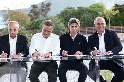Ο υπουργός Περιβάλλοντος και Ενέργειας Σταύρος Παπασταύρου (2ος Α) υπογράφει την ένταξη του Ολύμπου στην παγκόσμια κληρονομιά της UNESCO, στην έδρα της Μονάδας Διαχείρισης Εθνικού Πάρκου Ολύμπου, στο Λιτόχωρο, Παρασκευή 2 Οκτωβρίου 2026. Ο πρωθυπουργός Κυριάκος Μητσοτάκης επισκέπτεται σήμερα την Πιερία. ΑΠΕ-ΜΠΕ/ΑΠΕ-ΜΠΕ/ΑΧΙΛΛΕΑΣ ΧΗΡΑΣ