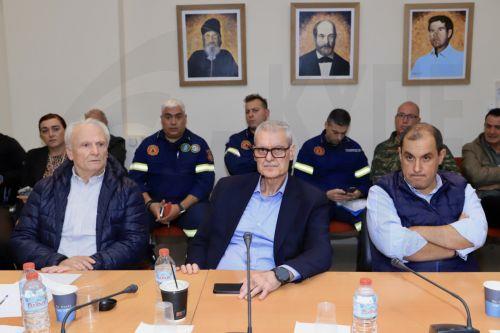 Ο υφυπουργός Αγροτικής Ανάπτυξης και Τροφίμων, Γιάννης Ανδριανός(Α), ο υπουργός Κλιματικής Κρίσης και Πολιτικής Προστασίας, Ευάγγελος Τουρνάς(Κ) και ο υφυπουργός αρμόδιος για θέματα Κρατικής Αρωγής, Κώστας Κατσαφάδος(Δ) συμμετέχουν σε σύσκεψη για τις πληγείσες περιοχές από την κακοκαιρία, στο Οροπέδιο Λασιθίου, Κρήτη Δευτέρα 5 Οκτωβρίου 2026. Σύσκεψη...