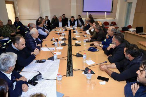 Ο υφυπουργός Αγροτικής Ανάπτυξης και Τροφίμων, Γιάννης Ανδριανός(3Α), ο υπουργός Κλιματικής Κρίσης και Πολιτικής Προστασίας, Ευάγγελος Τουρνάς(4Α) και ο υφυπουργός αρμόδιος για θέματα Κρατικής Αρωγής, Κώστας Κατσαφάδος(5Α) συμμετέχουν σε σύσκεψη για τις πληγείσες περιοχές από την κακοκαιρία, στο Οροπέδιο Λασιθίου, Κρήτη Δευτέρα 5 Οκτωβρίου 2026. Σύσκεψη...