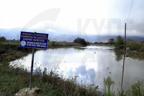 Πινακίκα σε πλημμυρισμένο χωράφι γράφει: "Προσοχή! σε περίπτωση πλημμύρας μη διέρχεστε. Κίνδυνος παράσυρσης", στο Οροπέδιο Λασιθίου, Κρήτη Δευτέρα 5 Οκτωβρίου 2026. Σύσκεψη παρουσία κυβερνητικού κλιμακίου πραγματοποιήθηκε στο Ηράκλειο Κρήτης, με αντικείμενο την αποτίμηση των επιπτώσεων από τα έντονα καιρικά φαινόμενα των προηγούμενων ημερών, όπως και τον...