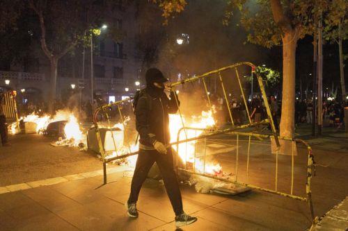 epa13283828 A protestor carries a barricade during protest for the right to housing in Barcelona, Spain, 05 October 2026. Protesters took to the streets in Barcelona to demand measures to address the housing crisis and rising housing costs.  EPA/MARTA PEREZ