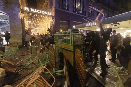 epa13283830 Protesters set up makeshift barricades during a protest for the right to housing in Barcelona, Spain, 05 October 2026. Protesters took to the streets in Barcelona to demand measures to address the housing crisis and rising housing costs.  EPA/MARTA PEREZ