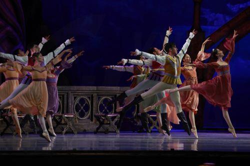 epa13283910 Dancers from the National Dance Company (CND) participate in the rehearsal of the ballet 'Swan Lake', at the National Auditorium in Mexico City, Mexico, 05 October 2026.  EPA/Mario Guzman