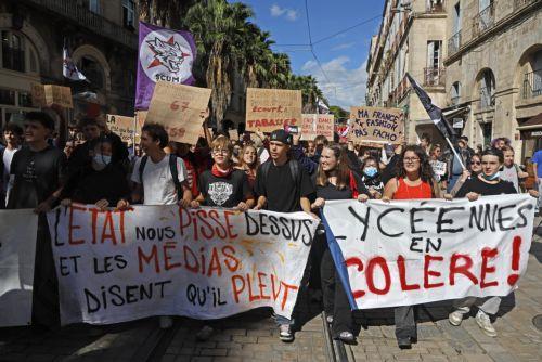 epa13289264 Students march with placards, banners and flags during a demonstration over school conditions in Montpellier, southern France, 08 October 2026. A wave of nationwide protests by high school students has been sweeping across France since late September 2026, later joined by university students, over severe teacher shortages, overcrowded lecture...