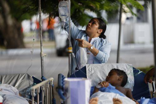 epaselect epa13292912 A nurse works outside Hospital Aquilino Tejeira after an evacuation following a 7.7-magnitude earthquake in Penonome, Panama, 09 October 2026. The earthquake struck near Panama's southern coast at a depth of 12.6 kilometers, according to the US Geological Survey (USGS).  EPA/BIENVENIDO VELASCO