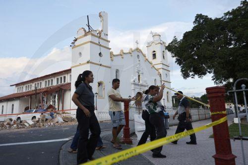 epa13292998 People walk past in front of San Juan Bautista cathedral after being affected by the magnitude 7.7 earthquake that shook southeastern Panama, at a depth of 10 kilometers, and caused damage to several buildings and nearby roads in the town of Tonosi, the epicenter of the tremor, in Penonome, Panama, 09 October 2026.  EPA/BIENVENIDO VELASCO