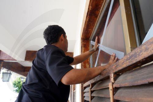 epa13293003 A worker protects the windows of a business as Hurricane Simon passes through; the storm reaches Category 2 strength in the Mexican Pacific, with sustained winds of 155 kilometers per hour, in Puerto Vallarta, Mexico, 09 October 2026.  EPA/Arturo Montero