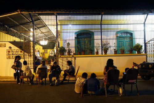 epa13293332 People wait outside a hotel following numerous aftershocks after a magnitude 7.7 earthquake struck central Panama, in Penonome, Panama, 10 October 2026. According to the U.S. Geological Survey (USGS), a magnitude 7.7 earthquake struck central Panama on 09 October 2026, at a depth of approximately 12.6 kilometres.  EPA/Bienvenido Velasco