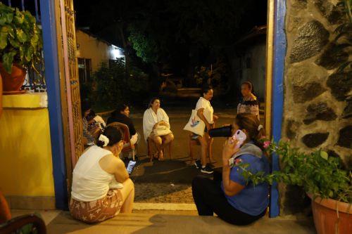 epa13293333 People wait outside a hotel following numerous aftershocks after a magnitude 7.7 earthquake struck central Panama, in Penonome, Panama, 10 October 2026. According to the U.S. Geological Survey (USGS), a magnitude 7.7 earthquake struck central Panama on 09 October 2026, at a depth of approximately 12.6 kilometres.  EPA/Bienvenido Velasco