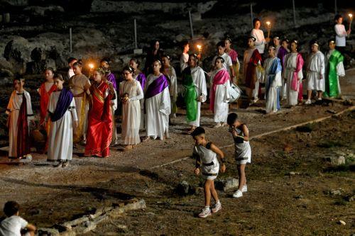 Τελετή έναρξης των 2ων Ισθμιακών Αγώνων που πραγματοποιούνται στον Αρχαιολογικό Χώρο της Ισθμίας, στον Δήμο Λουτρακίου - Περαχώρας - Αγίων Θεοδώρων στην Κορινθία, Σάββατο 10 Οκτωβρίου 2026 (δημοσιεύεται την Κυριακή 11 Οκτωβρίου 2026). Οι 2οι Ισθμιακοί Αγώνες («Η Αναβίωση») πραγματοποιούνται στις 10 και 11 Οκτωβρίου 2026 στον Αρχαιολογικό Χώρο της Ισθμίας...