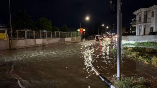 Προβλήματα από την κακοκαιρία σε Λιβάδια και Αγίους Αναργύρους - πλημμυρισμένος δρόμος/πλημμύρες από έντονα καιρικά φαινόμενα