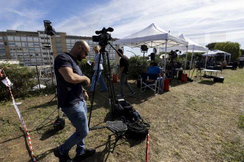 epa13306213 Members of the media outside the Hospital Agostino Gemelli University Hospital,  where Pope  Leo XIV is hospitalized, in Rome, Italy, 15 October 2026. According to the Holy See Press Office, Pope Leo XIV is recovering in hospital following a successful thoracic surgery on 13 October to remove the lower lobe of his right lung, during which...
