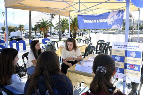 Κόσμος επισκέπτεται το Erasmus Days Festival 2026 που διοργανώνεται στον εξωτερικό χώρο του Πανεπιστημίου Πελοποννήσου, στην Κόρινθο, την Παρασκευή 16 Οκτωβρίου 2026. ΑΠΕ-ΜΠΕ/ΑΠΕ-ΜΠΕ/ΒΑΣΙΛΗΣ ΨΩΜΑΣ