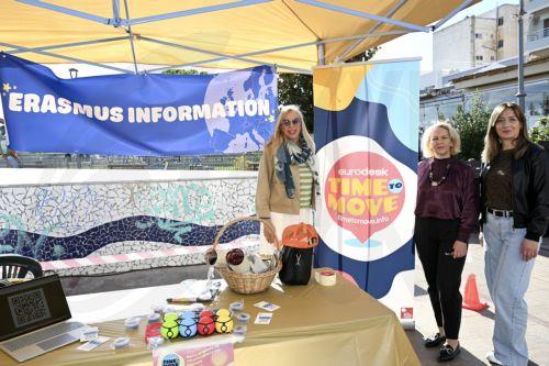 Κόσμος επισκέπτεται το Erasmus Days Festival 2026 που διοργανώνεται στον εξωτερικό χώρο του Πανεπιστημίου Πελοποννήσου, στην Κόρινθο, την Παρασκευή 16 Οκτωβρίου 2026. ΑΠΕ-ΜΠΕ/ΑΠΕ-ΜΠΕ/ΒΑΣΙΛΗΣ ΨΩΜΑΣ