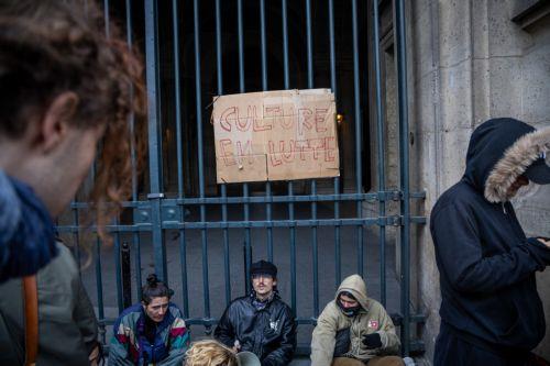 epa13315295 Protesters block an entrance to the Louvre Museum to express their 'support' for the high school students' movement in Paris, France, 19 October 2026, two days after demonstrations and riots took place alongside nationwide cost-of-living protests.  EPA/CHRISTOPHE PETIT TESSON