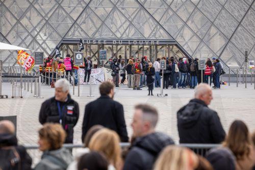 epa13315298 Visitors wait outside as protesters block the entrance to the Louvre Museum to express their 'support' for the high school students' movement in Paris, France, 19 October 2026, two days after demonstrations and riots took place alongside nationwide cost-of-living protests.  EPA/CHRISTOPHE PETIT TESSON