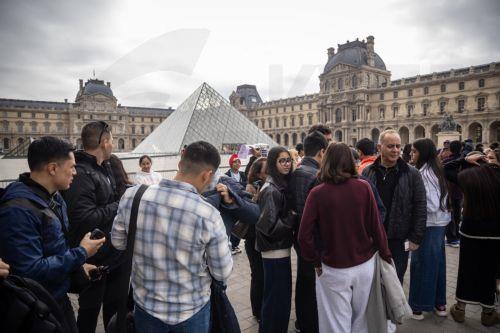 epa13315303 Visitors wait outside as protesters block the entrance to the Louvre Museum to express their 'support' for the high school students' movement in Paris, France, 19 October 2026, two days after demonstrations and riots took place alongside nationwide cost-of-living protests.  EPA/CHRISTOPHE PETIT TESSON