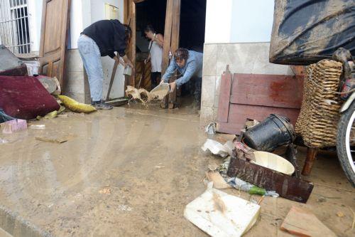 epa13315358 People clear floodwater after the passage of Storm Adam through Els Poblets, Alicante, Spain, 19 October 2026. Adam Storm has already claimed two lives and is causing 'extraordinary' rainfall and severe flooding in Valencia and Alicante, with rainfall totals exceeding 600 litres per square metre, rivers bursting their banks and people trapped on...