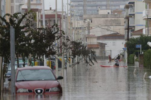 epa13315370 Streets flooded following the passage of Storm Adam in Guardamar de la Safor, Valencia, Spain,19 October 2026. Adam Storm has already claimed two lives and is causing 'extraordinary' rainfall and severe flooding in Valencia and Alicante, with rainfall totals exceeding 600 litres per square metre, rivers bursting their banks and people trapped on...