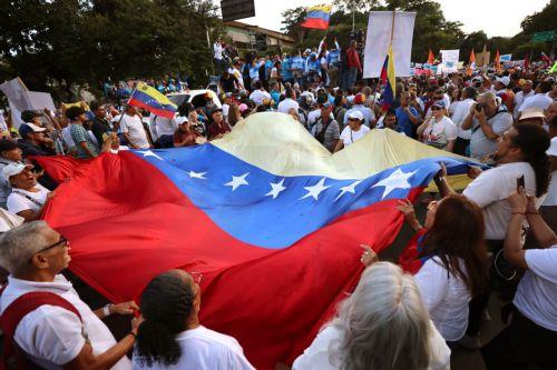 epa13324267 People participate in a Venezuelan opposition rally to demand an election schedule and presidential elections for 2027, organized by the Vente Venezuela (VV) party in Caracas, Venezuela, 22 October 2026.  EPA/MIGUEL GUTIERREZ