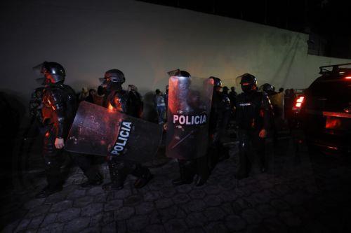 epa13324472 Members of the Ecuadorian Police are on guard outside El Inca Prison in Quito, Ecuador, 22 October 2026. At least eight inmates were killed and ten people were injured in separate attacks at two of Ecuador’s main prisons, breaking a long period without killings in Ecuadorian prisons following prison interventions carried out by the government of...