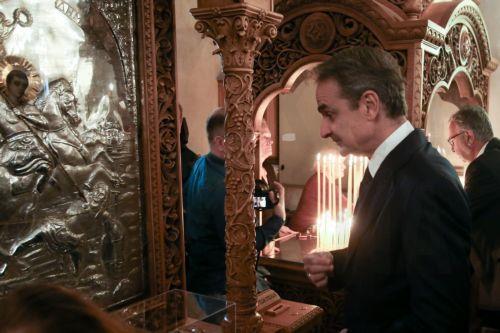 O πρωθυπουργός Κυριάκος Μητσοτάκης προσκυνάει εικόνα κατά την επίσκεψή του στον Ι.Ν. Αγίου Δημητρίου, στον Αγ. Δημήτριο, για να παρακολουθήσει τη Θεία Λειτουργεία, Δευτέρα 26 Οκτωβρίου 2026. ΑΠΕ-ΜΠΕ/ΑΠΕ-ΜΠΕ/ΑΛΕΞΑΝΔΡΟΣ ΜΠΕΛΤΕΣ