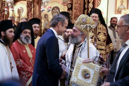 O πρωθυπουργός Κυριάκος Μητσοτάκης (ΚΑ) συνομιλεί με τον Αρχιεπίσκοπο Αυστραλίας, Μακάριο (ΚΔ), μετά το τέλος της Θείας Λειτουργίας στον Ι.Ν. Αγίου Δημητρίου, στον Αγ. Δημήτριο, Δευτέρα 26 Οκτωβρίου 2026. ΑΠΕ-ΜΠΕ/ΑΠΕ-ΜΠΕ/ΑΛΕΞΑΝΔΡΟΣ ΜΠΕΛΤΕΣ