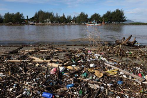 epa13333732 A pile of plastic and wooden waste covers a riverbank in Banda Aceh, Indonesia, 27 October 2026. Plastic waste washed down from residential areas via local rivers accumulates along coastal banks before flowing into the sea.  EPA/HOTLI SIMANJUNTAK