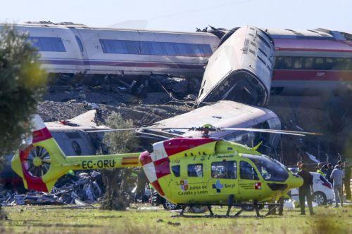 epaselect epa13336257 Rescue team members arrive at the scene where two high-speed trains (AVE in Spanish symbols), one of Renfe and another of Iryo, that have crashed in the village of Urda, Toledo, Spain, 28 October 2026. At least ten people have been killed, Spanish media reported.  EPA/ISMAEL HERRERO