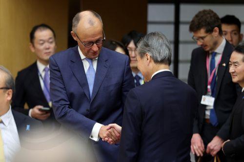 epa13336352 German Chancellor Friedrich Merz (C-L) shakes hands with Japan Business Federation (Keidanren) Chairman Yoshinobu Tsutsui (C-R) as he arrives for a meeting with business representatives at the prime minister's official residence in Tokyo, Japan, 28 October 2026. Merz, accompanied by a business delegation, is currently on a trip to Singapore,...